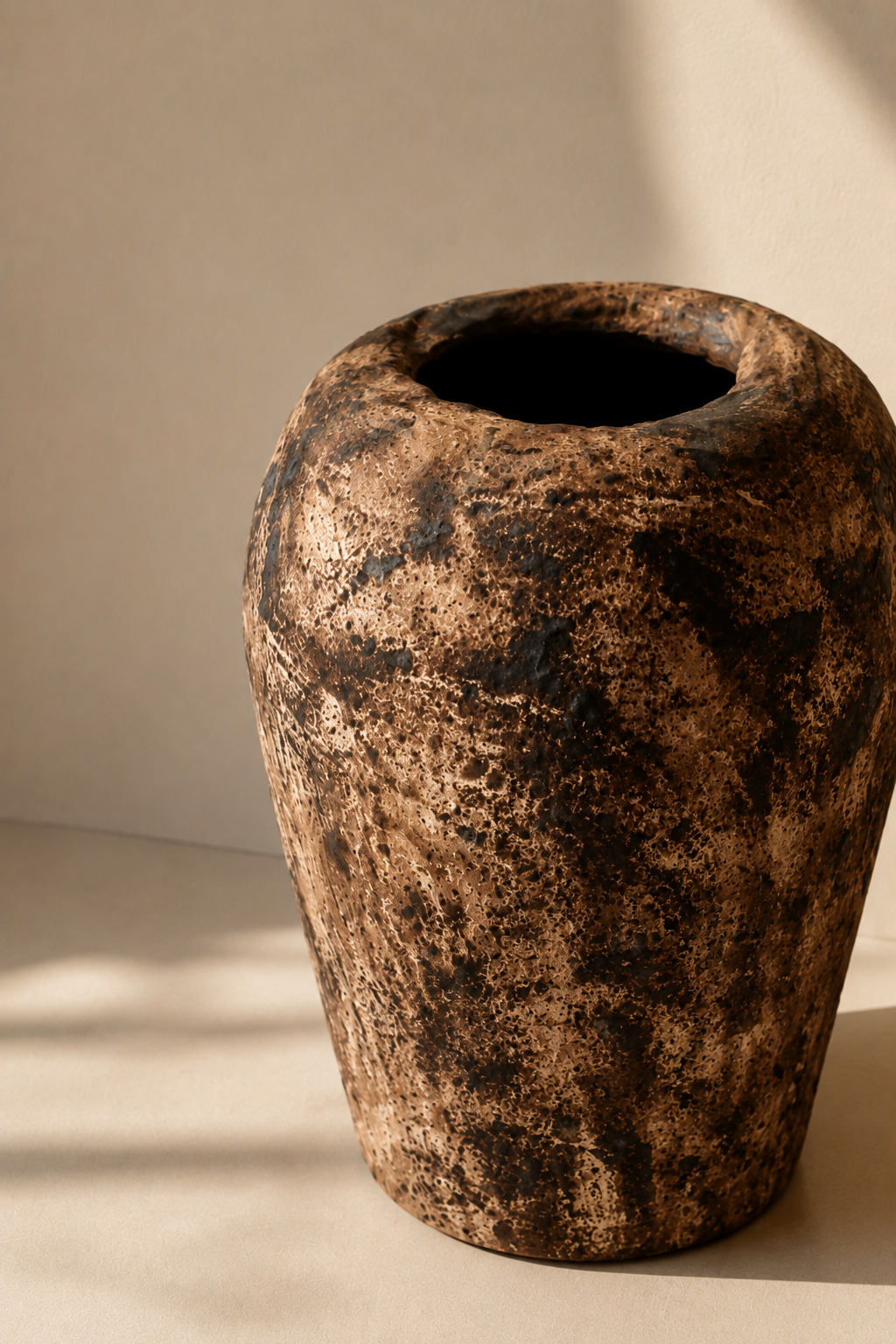 Vase sculptural en terre cuite