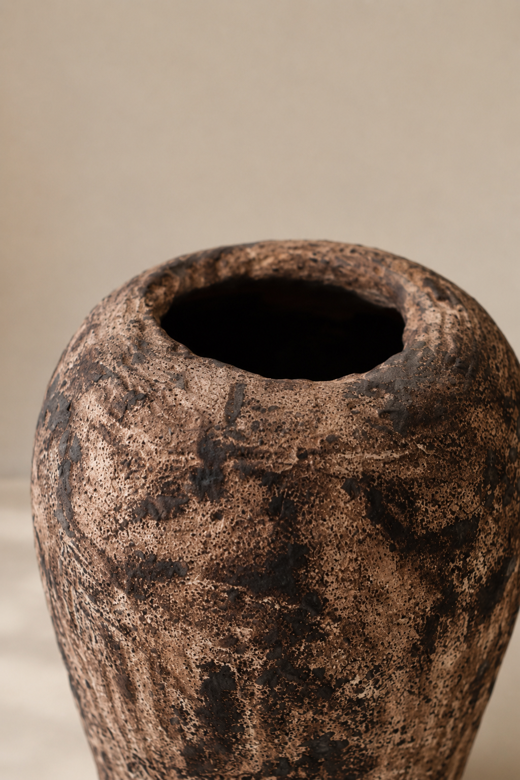 Vase sculptural en terre cuite