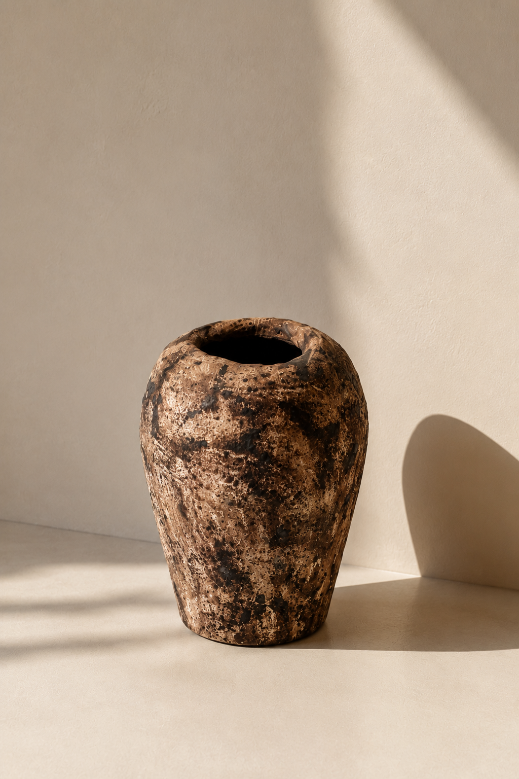 Vase sculptural en terre cuite